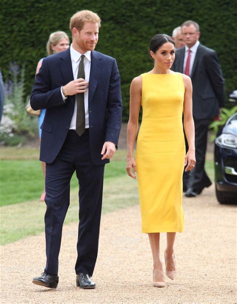 Foto: Meghan Markle combinou o vestido amarelo com scarpin nudes