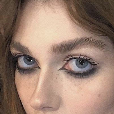 Grunge makeup in 2024 | Grunge makeup, Pale makeup, Makeup