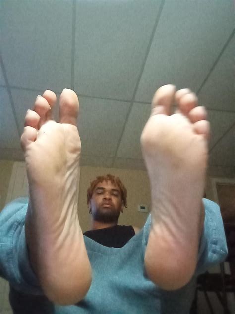 How do my soles look? : r/Male_Feet