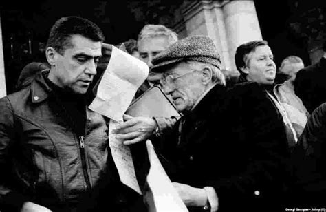 Въздух и цвят. Първите два митинга в София след падането на Живков