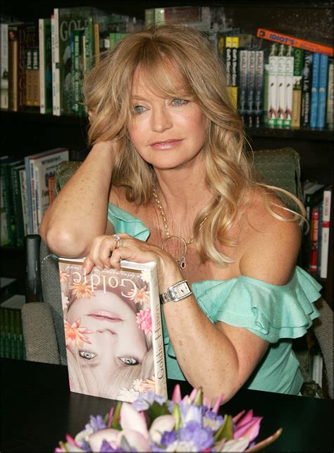Download Goldie Hawn Actress Silky Dress Wallpaper | Wallpapers.com