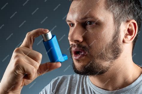 Портрет мужчины с астмой ингалятор в руках, приступ астмы. концепция ...
