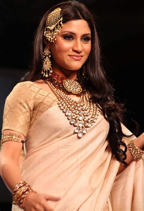 Amrapali Glams up the Jewellery Week - WeddingSutra