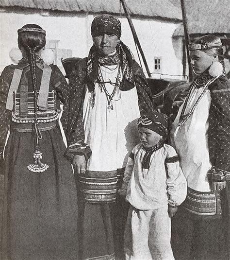 Девушки и девочка в праздничной одежде, Воронежская губерния, 1908