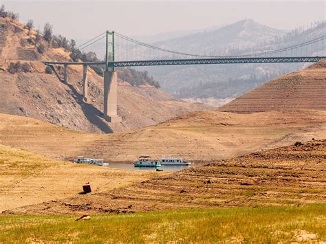 Photos: Houseboats Crowd Dwindling Lake Oroville in California Drought