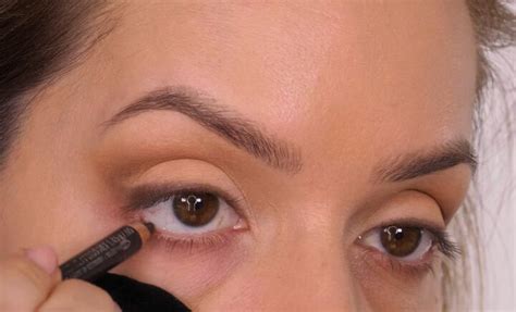 How to Contour Your Eyes | Upstyle