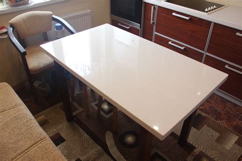 Стол из искусственного камня с деревянными ножками - Kingstone-kzn