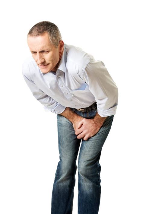 Смущенный человек покрывая его тягостный Crotch Стоковое Фото ...
