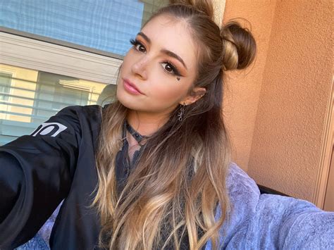 Chrissy Costanza Wallpaper