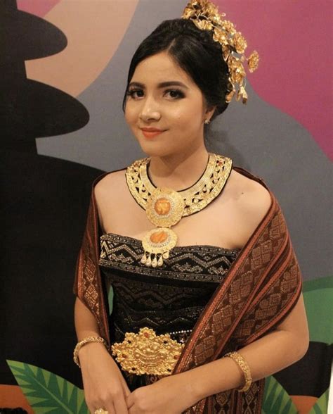 8 Pesona Bulan Sutena, Seleb TikTok dari Bali, Viral Lewat Cover Lagu