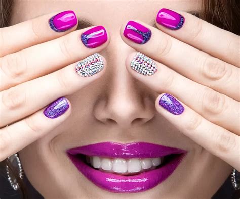 Uñas a la moda: descubre el color de la temporada - Lámpara de Uñas