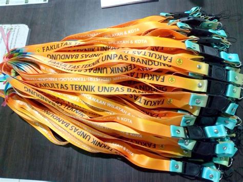 Buat pin murah, cetak pin, bikin pin, buat gantungan kunci, akrilik ...