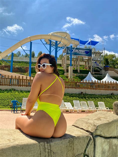 Geisy Arruda exibe curvas em parque aquático com maiô neon - Quem | QUEM News