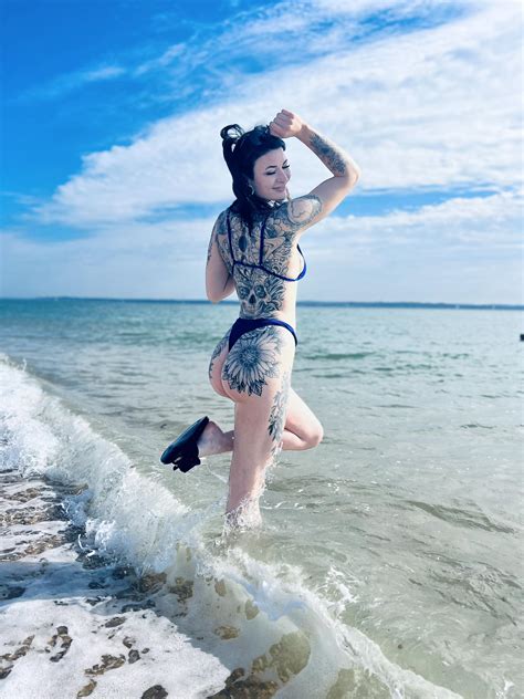 Miss Holly Hell - Practising my flamingo pose | Facebook