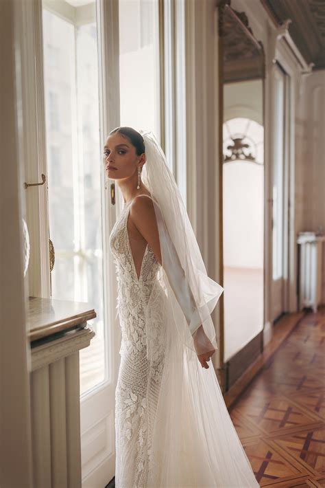 Low back wedding dress «Tacoma» with detachable overskirt | WONA