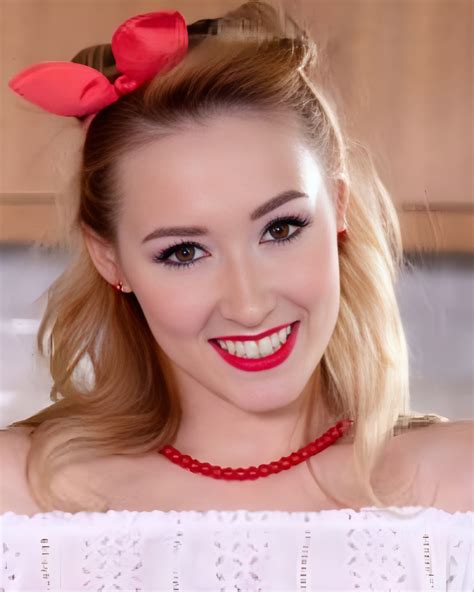 Kelly Collins (Model) Husband, Family, Wiki, Age, Net Worth, Videos