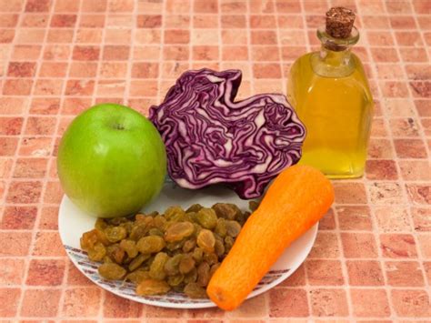 Салат с капустой, яблоком и изюмом