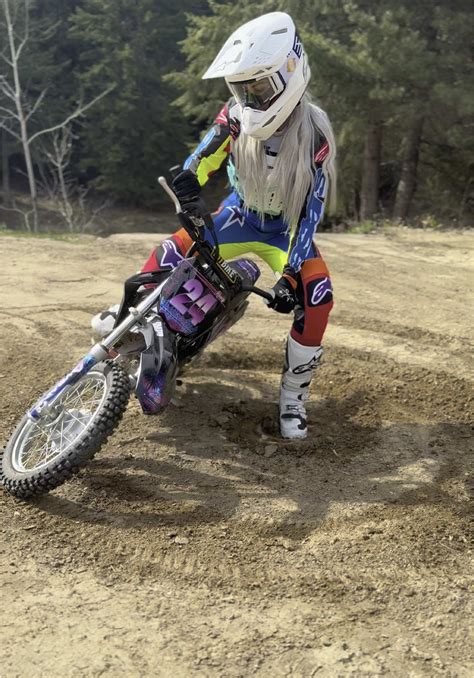 Yana Roney (@powderfluffgurl) - Urlebird