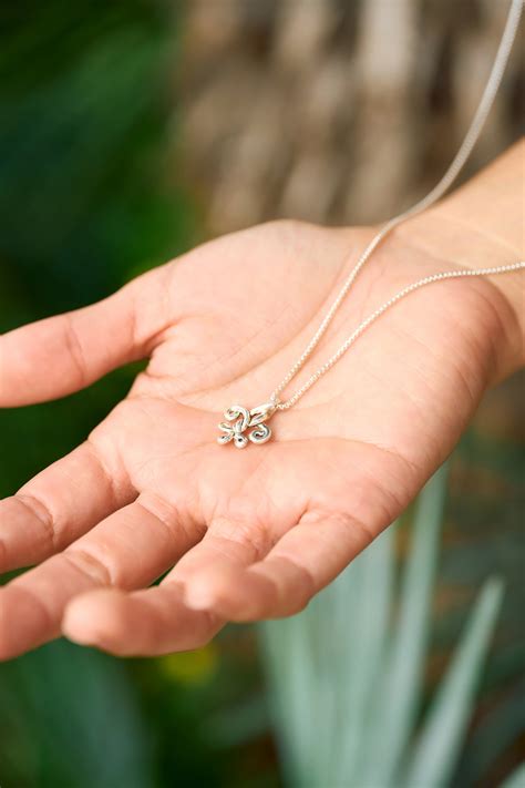 Fleur de Love Knot Pendant - Small – Cristy Cali