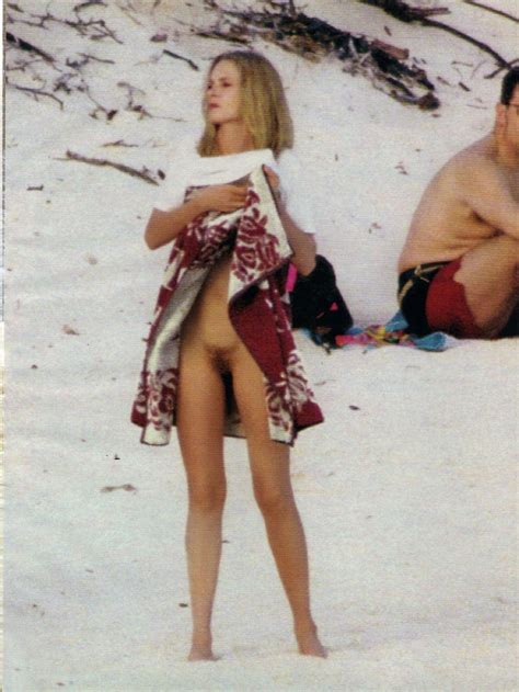 Uma Thurman Nua em Beach Babes