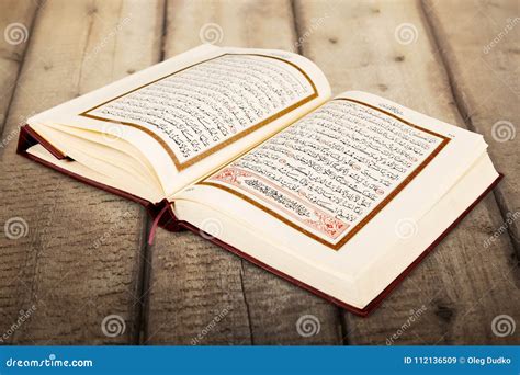 Исламская книга Koran на предпосылке Стоковое Изображение - изображение ...