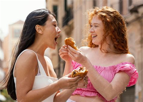 Meus Amigos Comendo Minha Mulher - Melhores amigos comendo comida de rua juntos | Foto Grátis