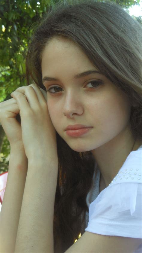 Monique Bourscheid very cute girl ! | Beleza, Alice