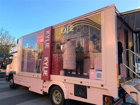 Kylie Cosmetics Beauty Roadshow Truck | Kylie cosmetics, Kylie cosmetic