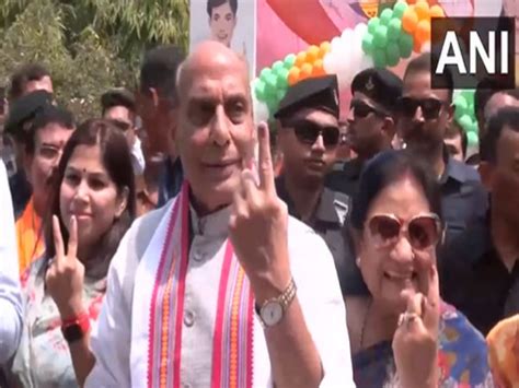 defence minister rajnath singh   wife cast  vote  lucknow