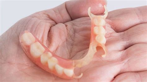 how to clean dentures with baking soda