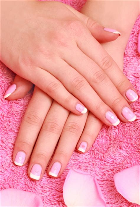 Uñas con estrías: causas, tipos y manicura personalizada