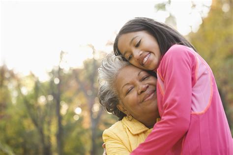 Confirmado: la ciencia demuestra que las abuelas hacen bien a sus