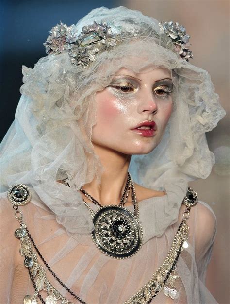 Pin by Clara Longi on porcelain skin | Fashion makeup, Makeup tumblr ...