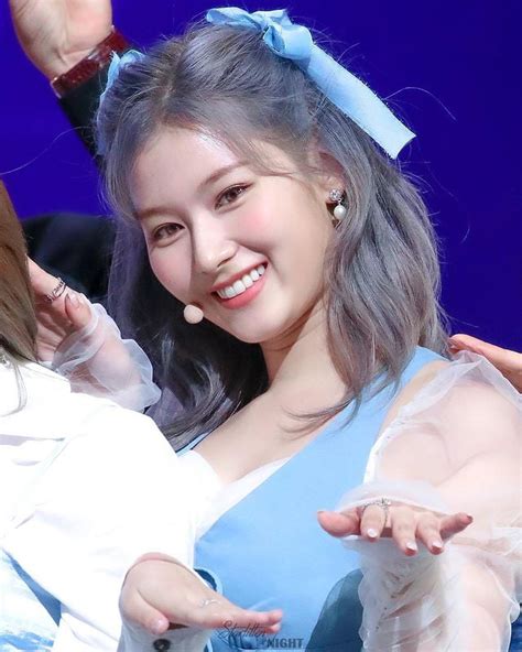 Minatozaki Sana 💕 - 9GAG