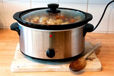 slow cooker mistakes  dont realize   readers digest