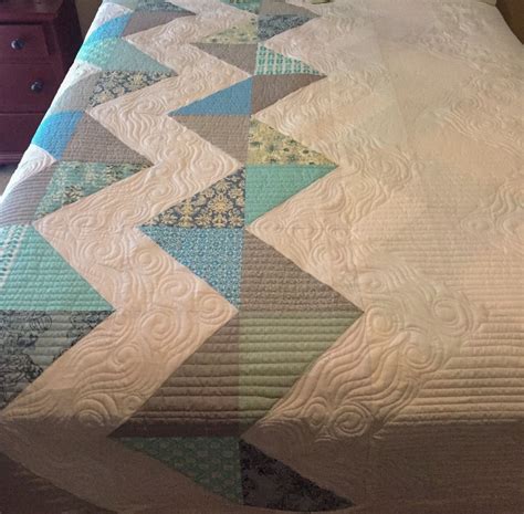 Modern zig zag quilt. | Machine quilting designs, Quilts, Quilting projects