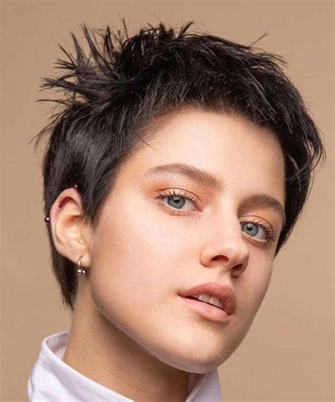 Capelli cortissimi sfilati | Модные короткие стрижки, Стрижка, Короткие ...