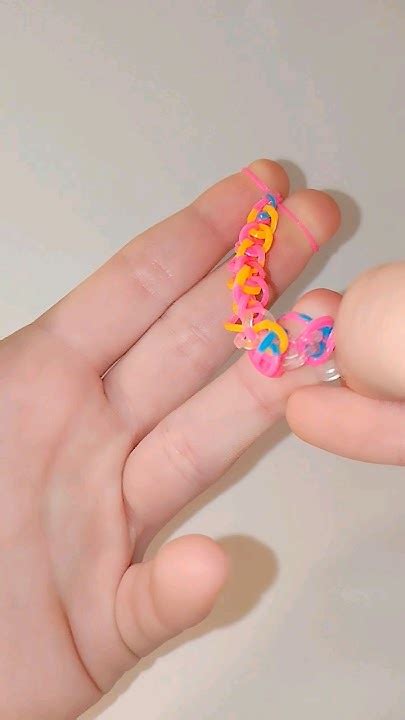 короткий и лёгкий мастер-класс по плетению кольца из резинок #плетение ...