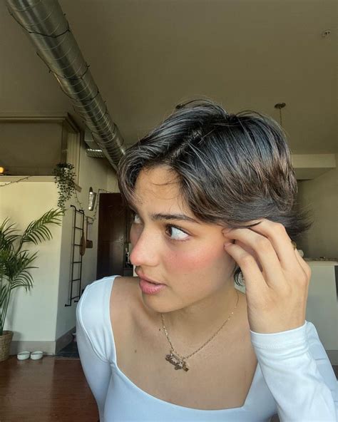 Pin by k on YESLY DIMATE | Feminine short hair, Hair inspiration short ...