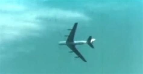 WWII Pilot Barrel Rolls Boeing 707 - World War Wings