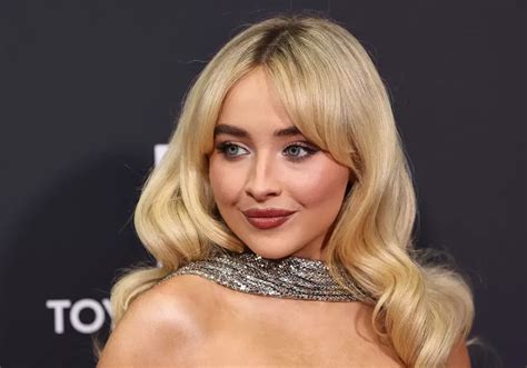 Сабріна Карпентер зачарувала публіку на червоній доріжці Brit Awards 2025