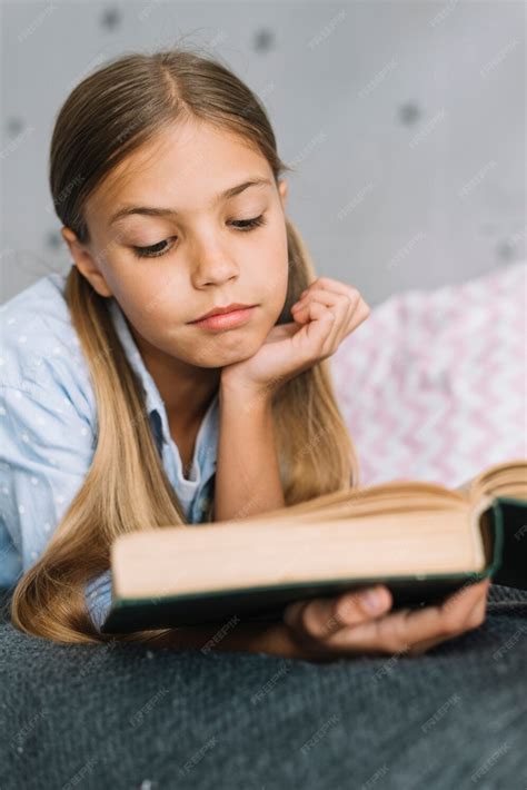 Милая маленькая девочка читает книгу | Бесплатно Фото