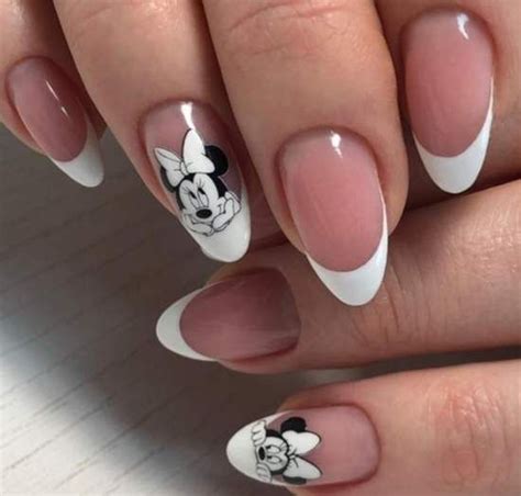 Черно-белая очаровашка Минни на ногтях | Mickey nails, Short acrylic ...