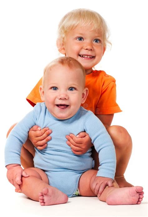 syskon arkivfoto bild av barn haerlig gulligt kram