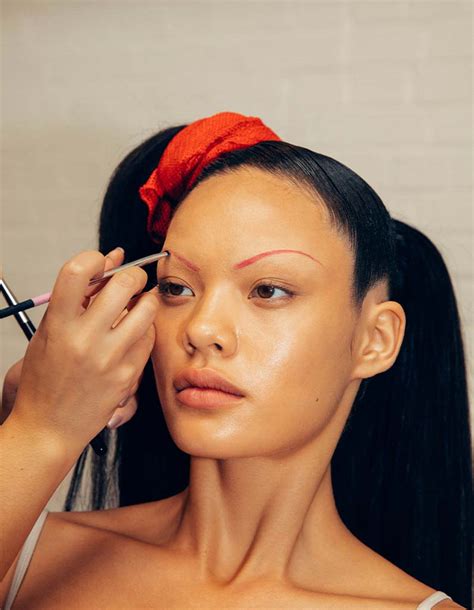 How to do Y2K makeup | FLANNELS