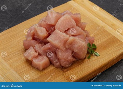 Pollo crudo para cocinar foto de archivo. Imagen de capullo - 209178942