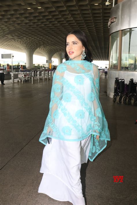 Actress Urfi Javed Spotted At Airport Departure - Gallery - Social News XYZ
