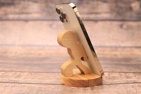Купить Игрушка подставка для телефона "Человечек" - Union Wood - резной ...