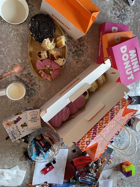 Munkhuu on Twitter: "Хүүхдүүд минь дуртай амттан(DUNKIN’ DONUT)-г минь ...