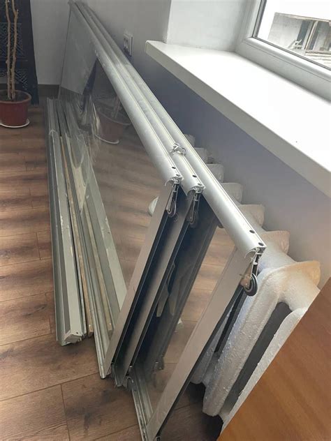Продам три двери с рельсами от шкафа купе